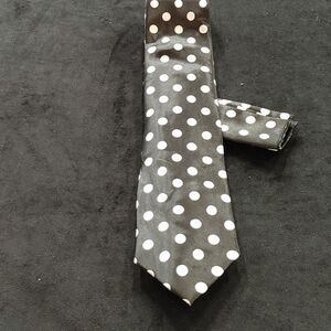 MEN'S ST. PATRICK BLACK/WHITE POLKA DOT TIE AND POCKET SQUARE SET.